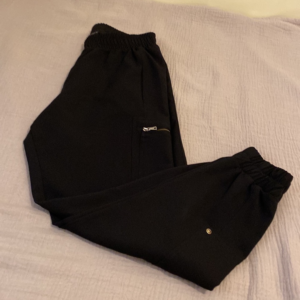 Zara Black Cargo Pants with Tapered Fit. Size S . Style 5039/233/800